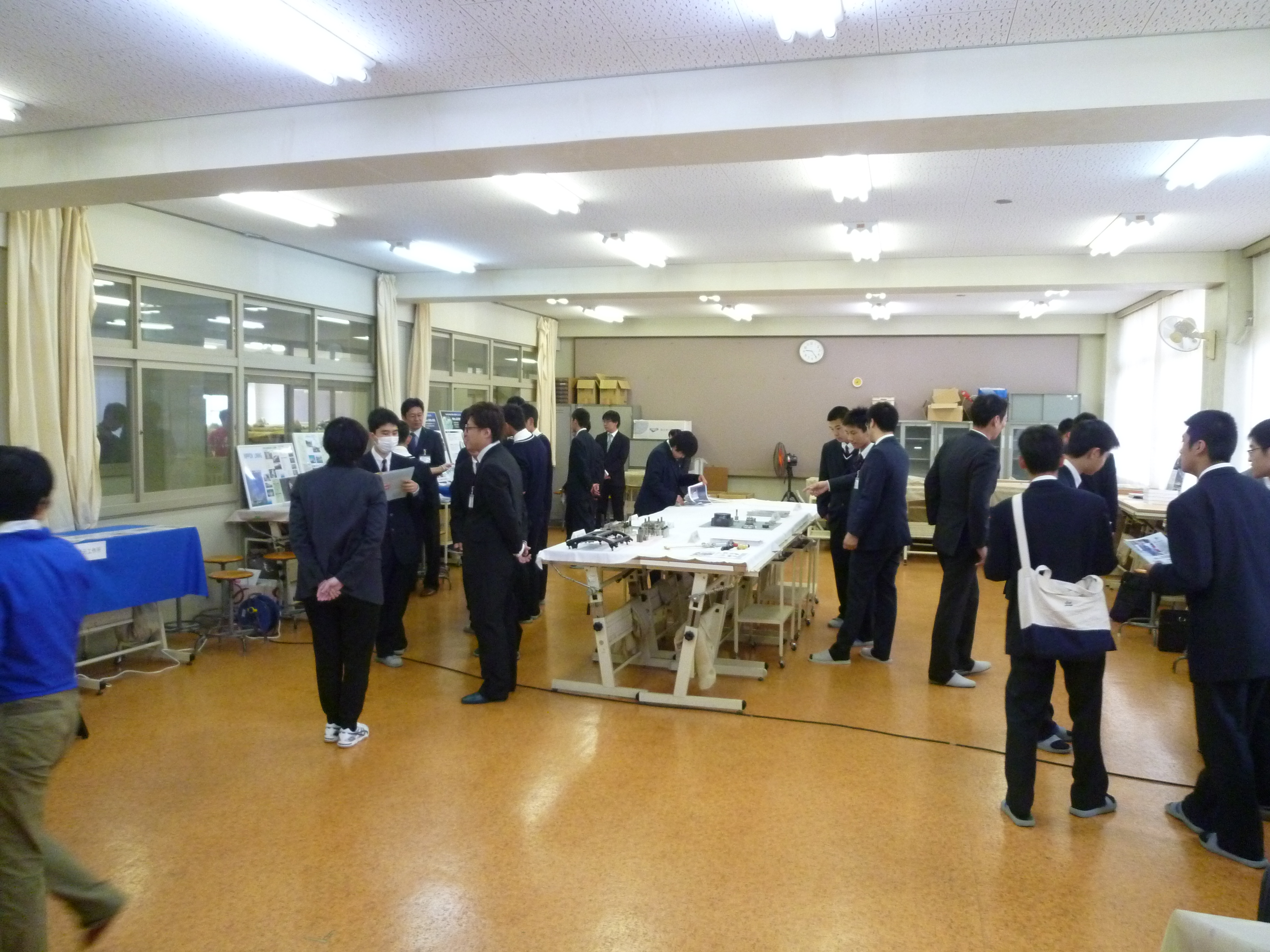 神戸市立科学技術高校、工科高校、県立兵庫工業高校へ企業展示をしました。