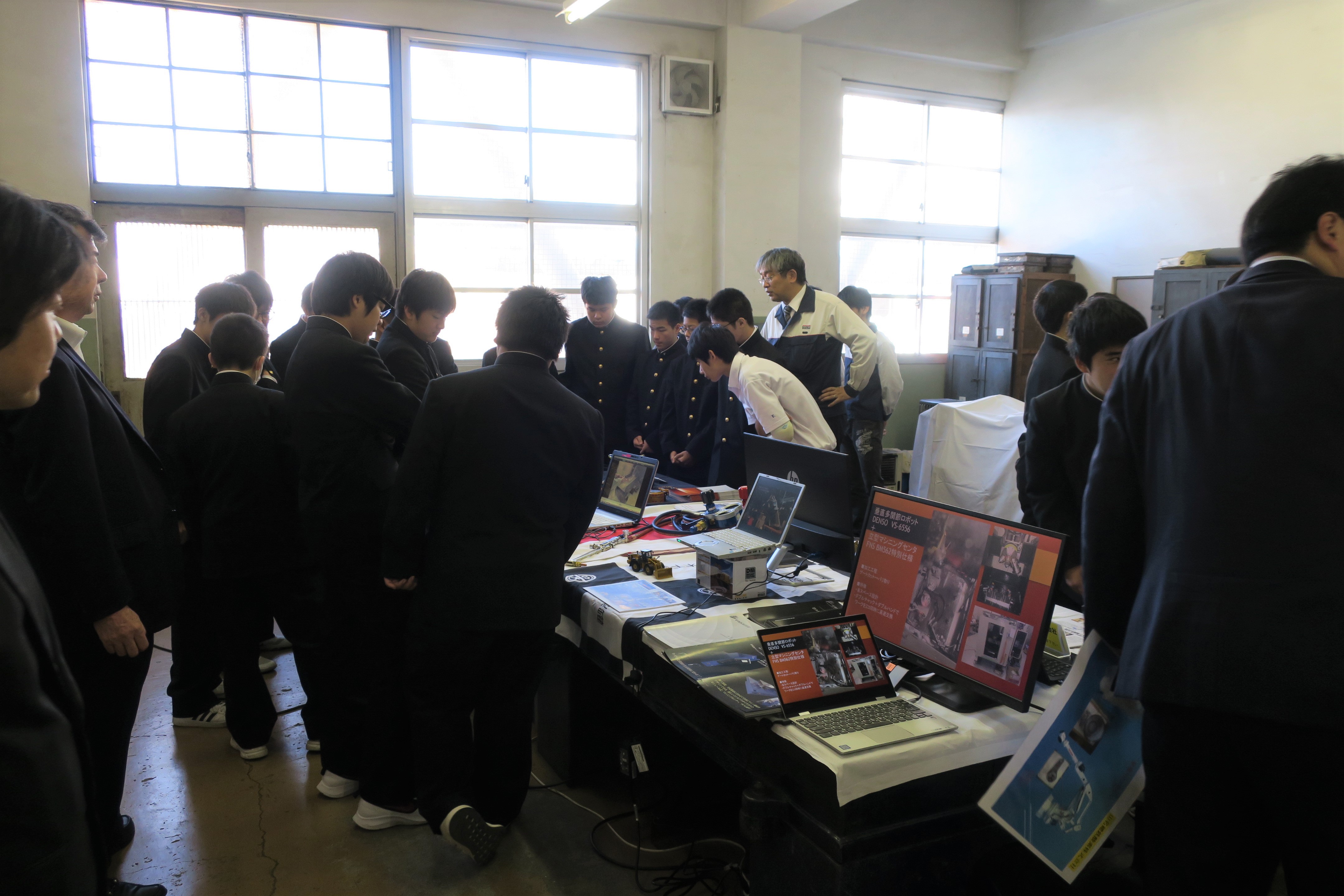 神戸市内工業系学校での企業展示2019 開催しました